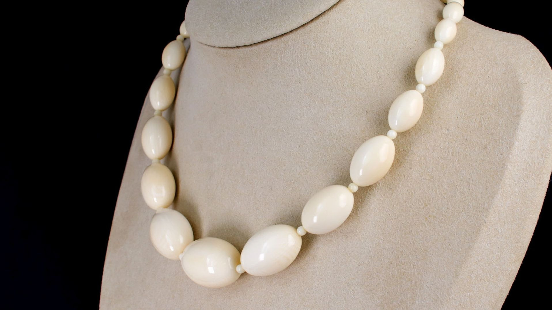 クリーニング後の象牙のネックレス