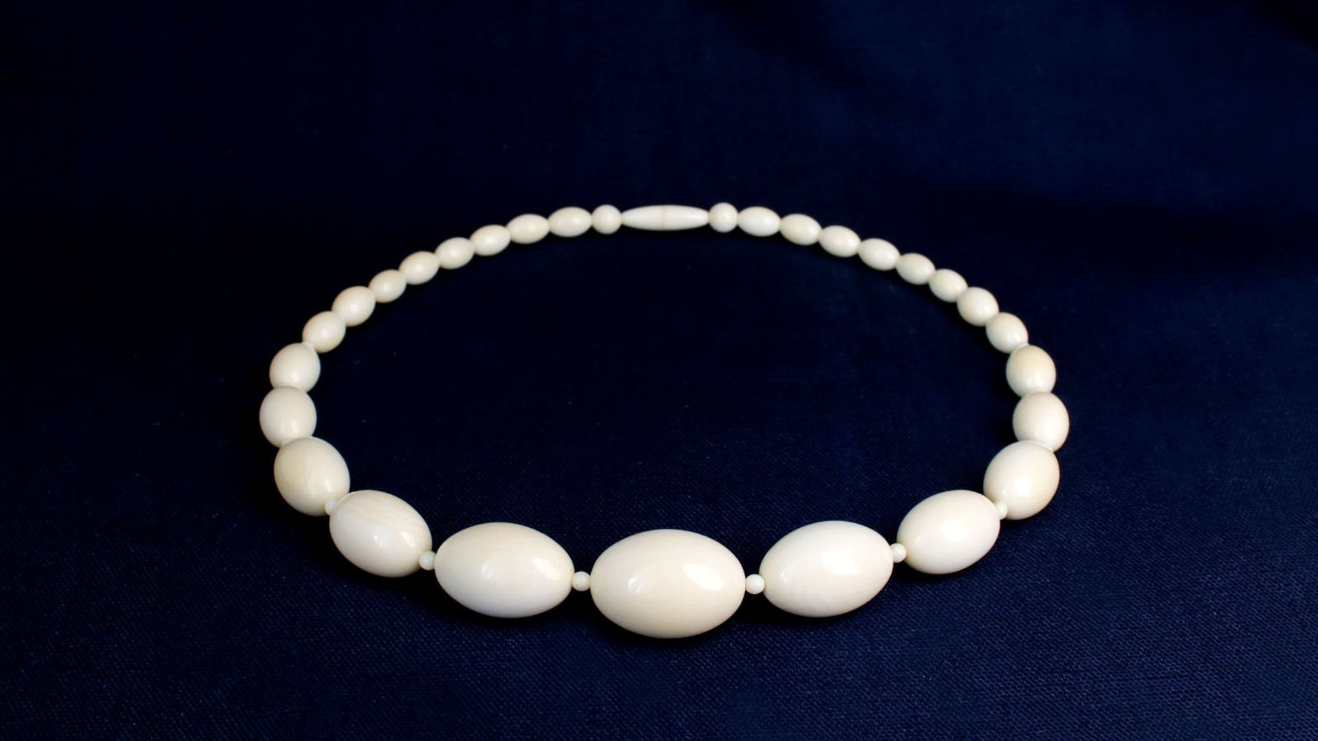 クリーニング後の象牙のネックレス