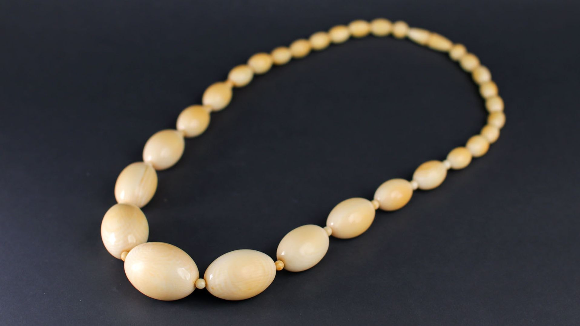 黄色く変色した象牙のネックレス