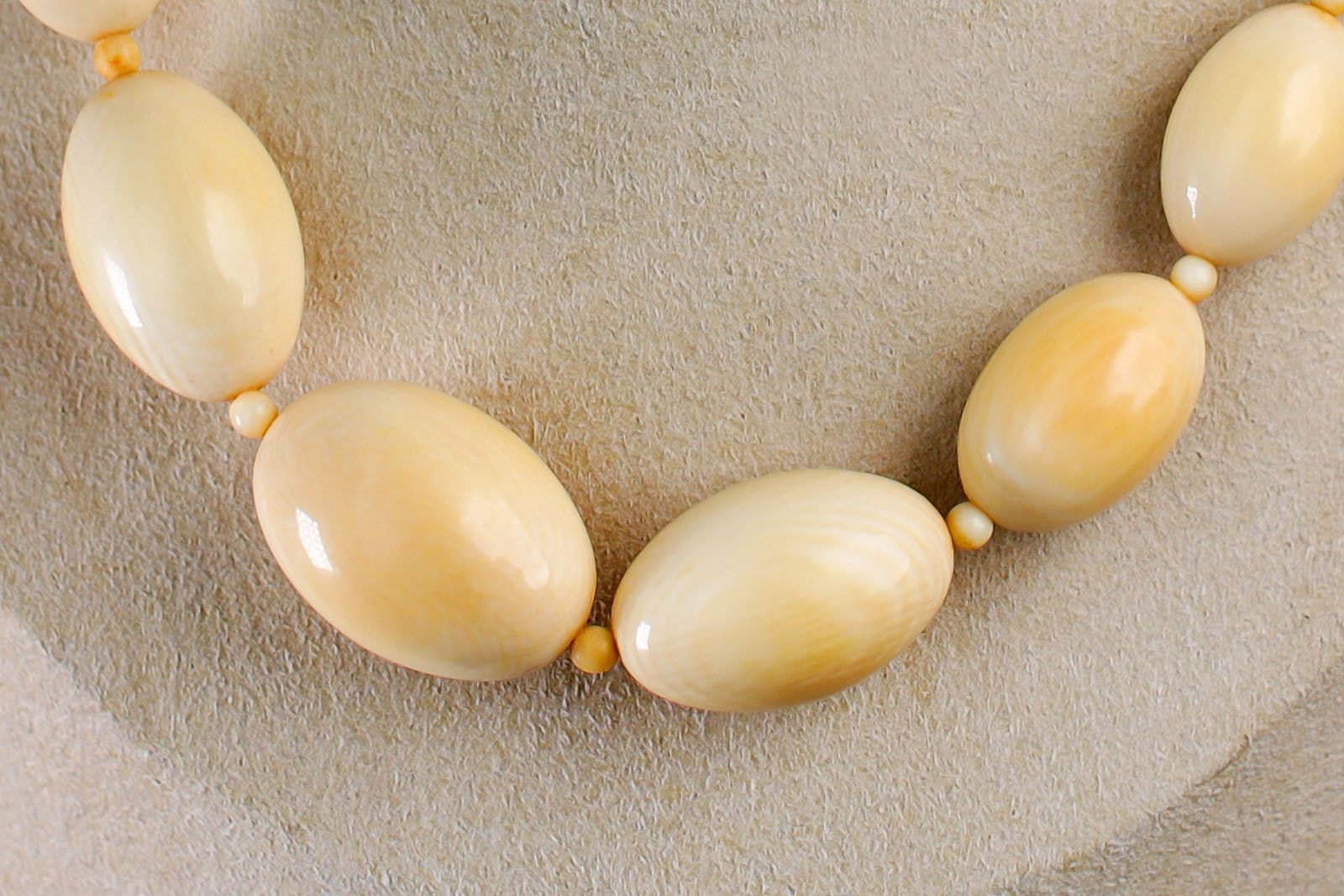 象牙のネックレス近影 象牙のネックレス近影