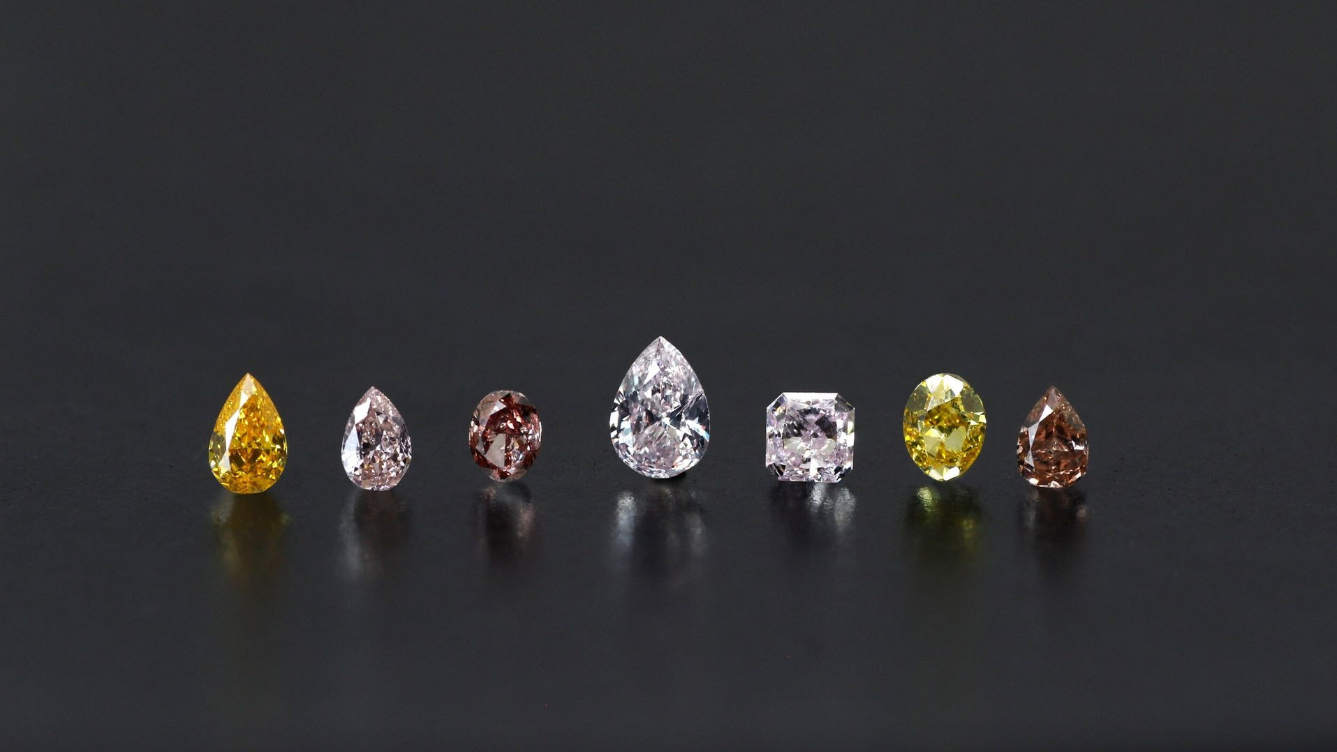 様々なカラーの天然ファンシーカラーダイヤモンド