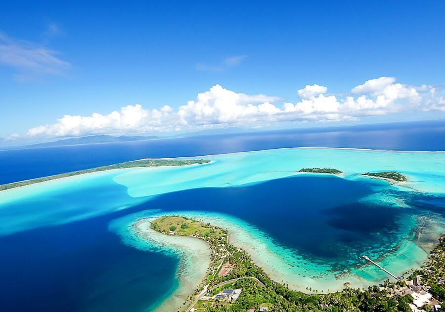 フランス領ポリネシアの青い海とラグーンの風景